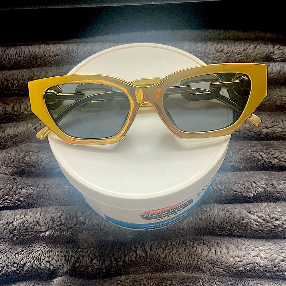 I’m selling these black and gold glasses